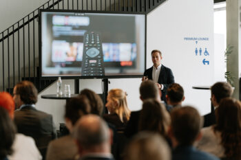 Publikum schaut zur Präsentation nach vorne